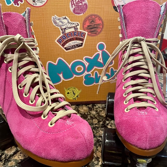 Other - 🔥🔥SALE🔥🔥 Moxi Lolly Fuschia DISCONTINUED Suede Derby Roller Skates 7 NEW